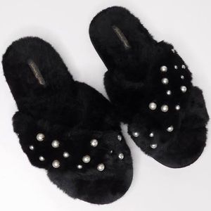 NWT VICTORIA’S SECRET Black Faux Fur Plush Slippers Pearl Slides 6 6.5 xmas